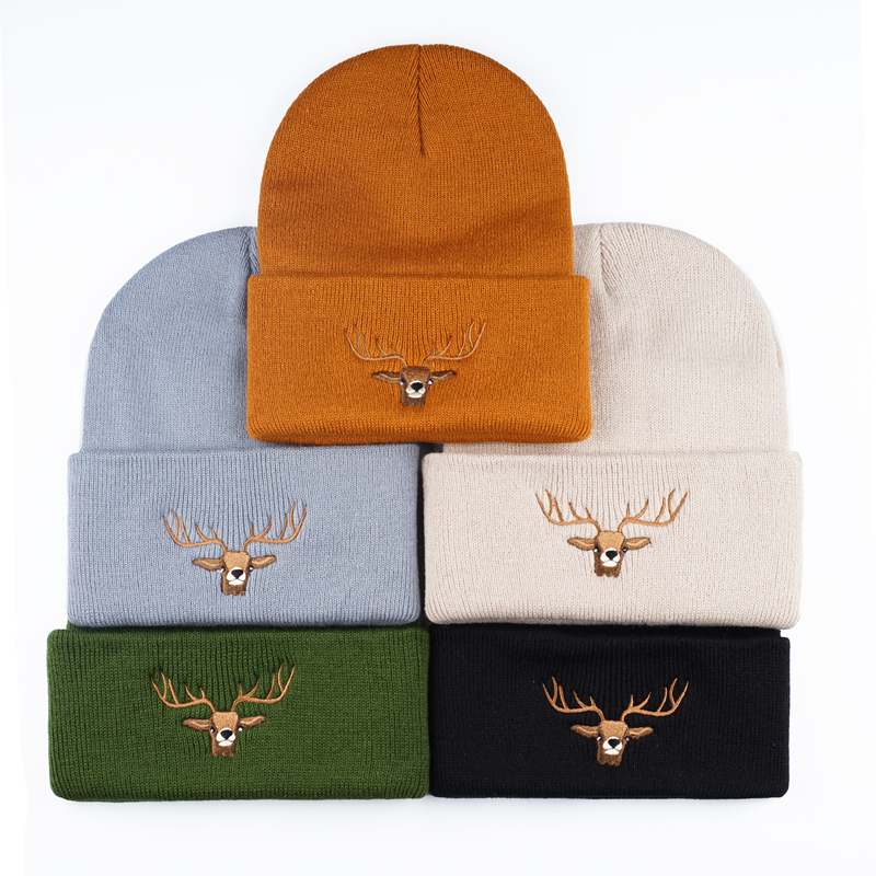 Cappello in maglia ricamato co - Hunting Outdoor Christmas Decorations recensione e prezzo